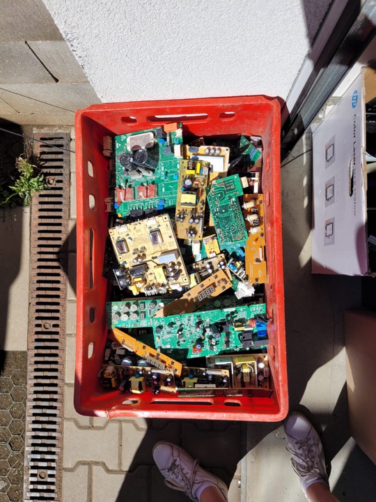 Vyřazené počítačové komponenty připravené k recyklaci